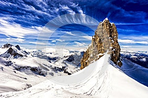 Montanas a acantilado con nieve esquiar Área montana 