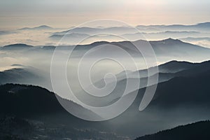 Mountains and mountains, crest and low clouds