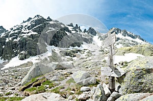 Berge aus überreste aus der schnee im frühjahr 