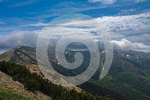 Hromové, Chleb, Veľký Kriváň, národný park Malá Fatra, Slovensko, jarný zamračený deň