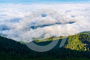 Hory s inverzí při východu slunce, jak je vidět z vrchu Kriváň ve Vysokých Tatrách, Slovensko