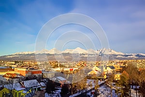 Hory nad barevnými budovami a domy na Slovensku