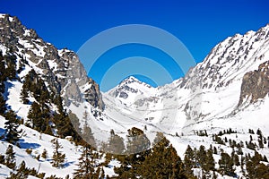 Hory se sněhem v lyžařském středisku Strebské Pleso