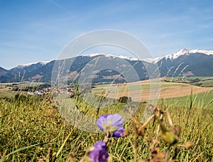 Hory se zasněženými vrcholky ve slunečním světle na podzim. Vysoké Tatry Slovensko. Koncept ekologické a aktivní turistiky. Podzim