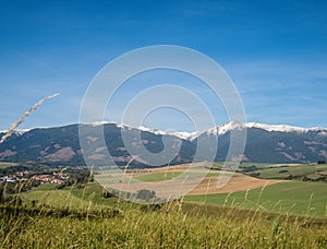 Hory so zasneženými vrcholkami v slnečnom svetle na jeseň. Vysoké Tatry Slovensko. Koncept ekologického a aktívneho cestovného ruchu. jeseň