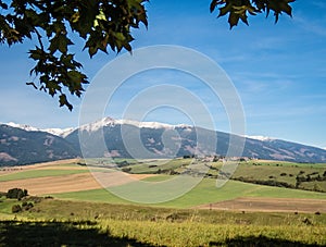 Hory so zasneženými vrcholkami v slnečnom svetle na jeseň. Vysoké Tatry Slovensko. Koncept ekologického a aktívneho cestovného ruchu. jeseň