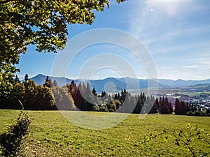 Hory se zasněženými vrcholky ve slunečním světle na podzim. Vysoké Tatry Slovensko. Koncept ekologické a aktivní turistiky. Podzim