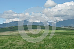 Hory, výhledy na Západní Tatry, zasněžené štíty. Slovensko