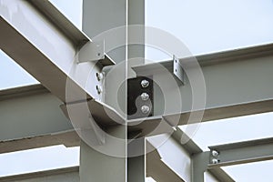 Mounting bolted connection of steel beams before welding