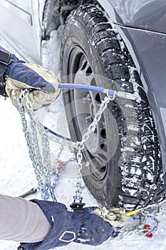 Mounting snow chains