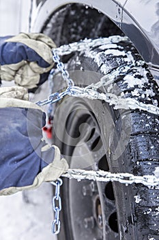 Mounting snow chains