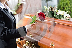 Smutek žena na pohřeb rakev 