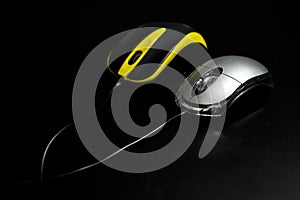 Mouse computer, wired, silver on a dark background