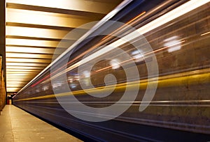 Movimento il treno metropolitana 