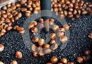 Movement of roasting chestnut pot