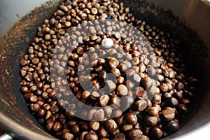 Movement of roasting chestnut pot