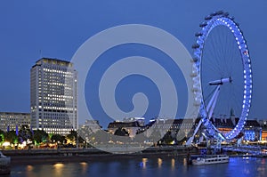 Moving / rotating London Eye in the night with surroundings