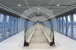 Moving sidewalk