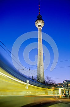 Dojemný električka pred televízia veža berlín 