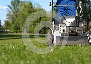 The mower cuts the grass image,an empoyee mows the lawn