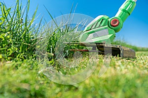 Mowing the lawn with a cordless cordless lawnmower