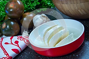 Mozarella with tomatoes, lattuce, garlic