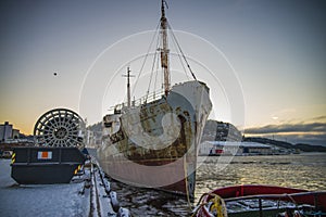 Ms hamen (in the bow)