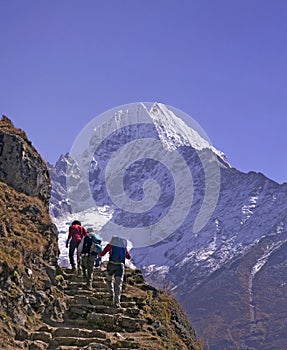 Mt. Thamserku and trekkers