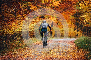 MTB Biker Jazda v farebnom jesennom lese