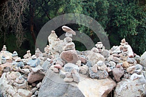 Muchas pilas de piedra como escultura photo