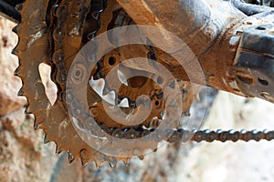 Mud dirty ring chain and chain in a mountain bike