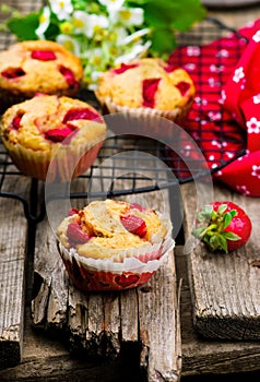 Muffins with bran and strawberry