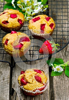 Muffins with bran and strawberry