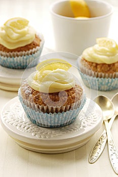 Muffins with lemon curd