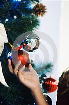 Mujer Sujetando Esfera de Arbol de Navidad photo