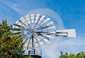 Multi-bladed wind pump from close