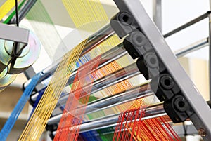 Multi-colored yarns in the textile machine