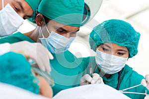 Cirujanos durante cirugía 
