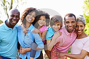Multi Generazione Della Famiglia Afro-Americana In Piedi In Giardino In Cerca Di Fotocamera E Sorridente.