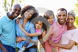 Más generaciones Americano familia de pie en el jardín 