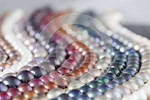 Multicolor Pearl Strands in parallel waves composition