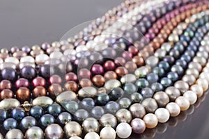 Multicolor Pearl Strands in parallel waves