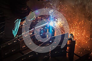 Multicolored sparks during MIG welding