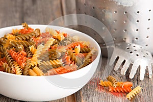 Multicoloured spinach and tomato fusilli pasta