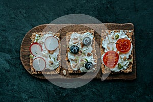 Multigrain crispbread with cream cheese