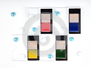 Multiple color lashes for extension in a pallet, a set of lashes