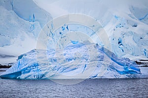 Multiple icebergs from the Antarctic