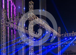 multiple spotlights on a theatre stage lighting rig