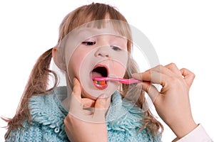 Mum cleans a teeth to a daughter