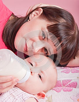 Mum feeds the child